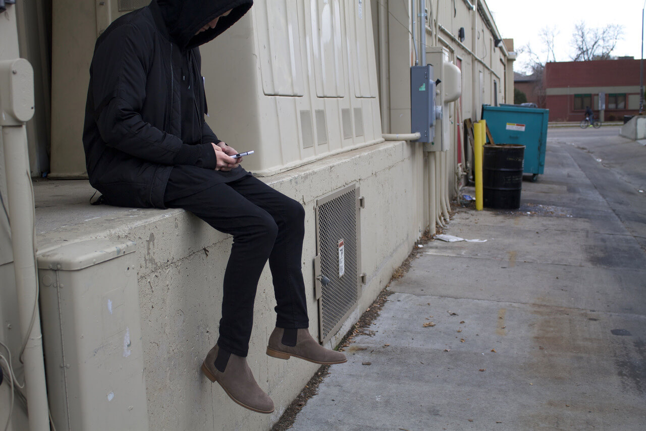 all-black-outfit-with-chelsea-boots