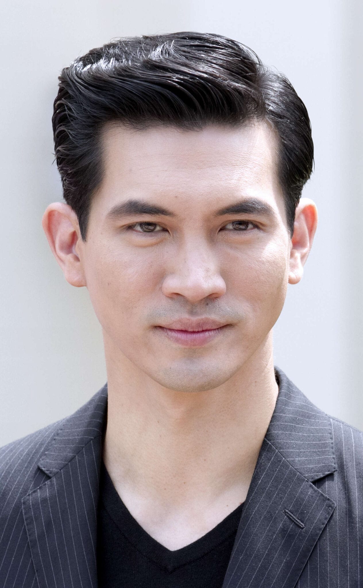 K-pop idol hairstyle for men with medium length hair and face framing shape
